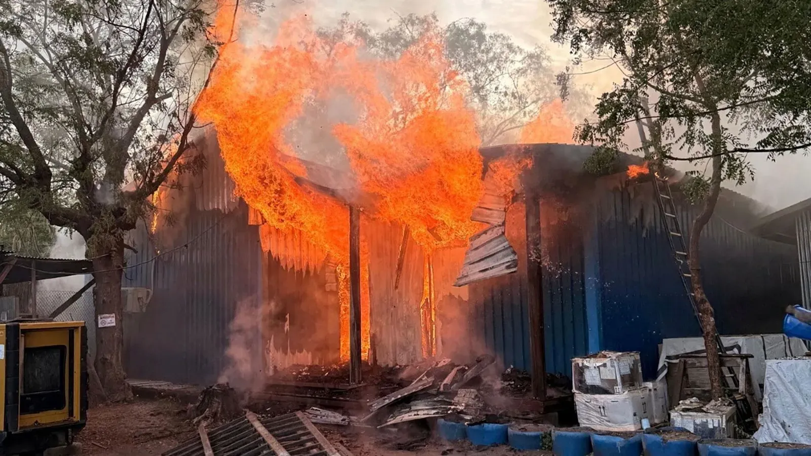 اندلاع حريق ضخم في مستشفى بمنطقة فنجاك بجنوب السودان، حيث تلتهم النيران المبنى بعد هجوم مسلح، مما يعرض الرعاية الصحية للخطر.