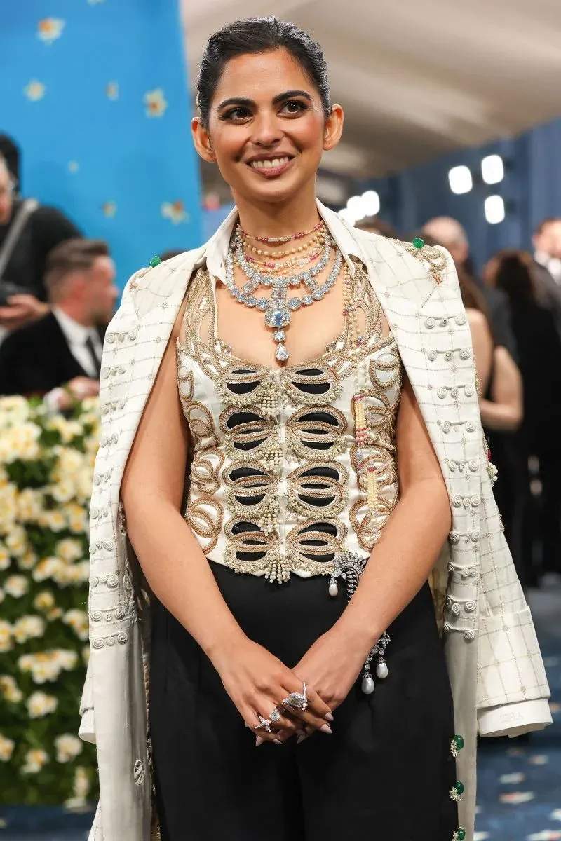 إيشا أمباني تتألق في حفل الميت غالا مرتدية قلادة ماسية فاخرة مستوحاة من تصميم كارتييه التاريخي، مع تفاصيل رائعة تبرز أناقتها.