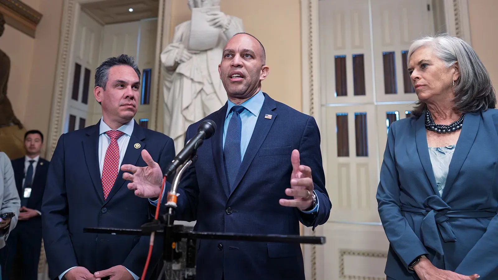 اجتماع لقيادات الحزب الديمقراطي في الكونغرس، حيث يتحدث حكيم جيفريز مع زملائه حول استراتيجيات مواجهة مشروع قانون الإنفاق.