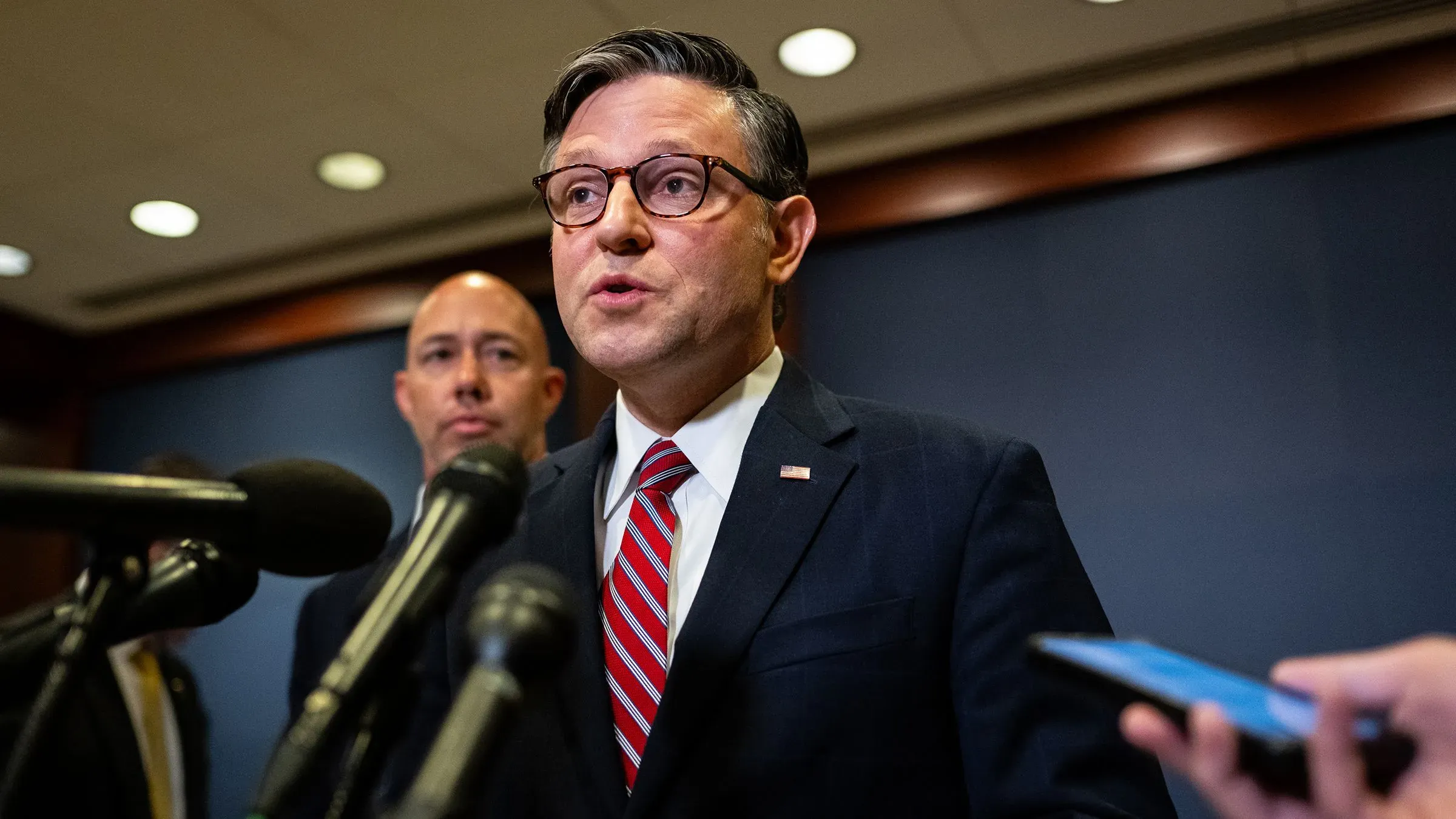 مشرع يتحدث أمام الصحافة في مجلس النواب، مع التركيز على مناقشة قيود المعلومات الاستخباراتية وتأثيرها على الأمن القومي.