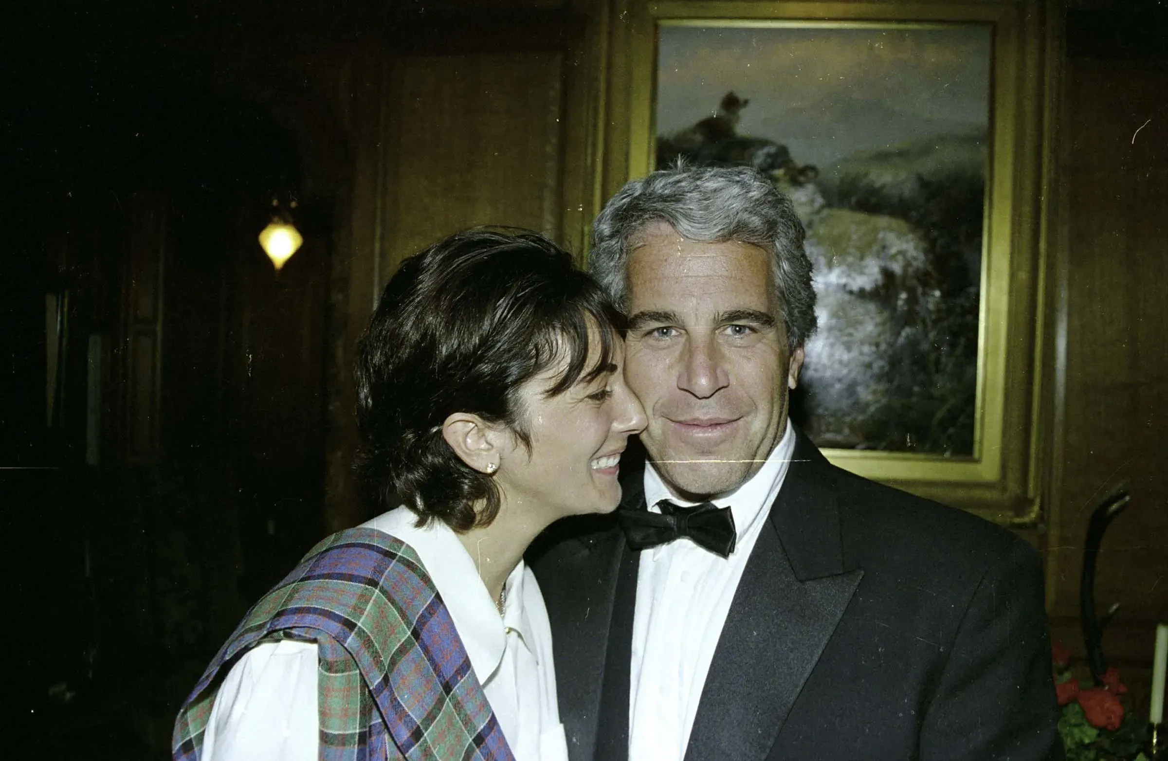 صورة لجيفري إبشتاين مع غيلاين ماكسويل، يظهران في مناسبة اجتماعية، حيث تعكس العلاقة الوثيقة بينهما في سياق التحقيقات الجارية.