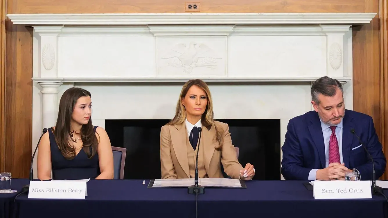 ميلانيا ترامب وموظفون آخرون يجلسون خلال اجتماع لمناقشة قانون "أسقطوها" لحماية ضحايا الإباحية المزيفة.