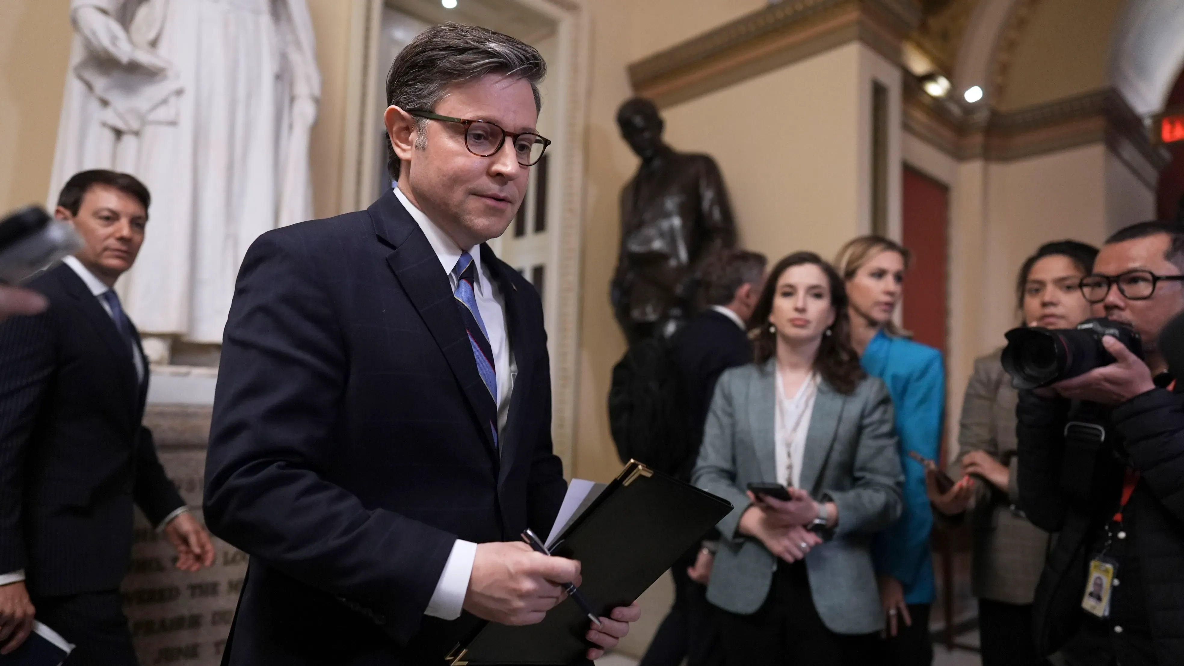 اجتماع في مجلس النواب حيث يناقش المشرعون مشروع قانون يفرض إثبات الجنسية للتسجيل للتصويت، وسط تباين الآراء حول تأثيره على الناخبين.