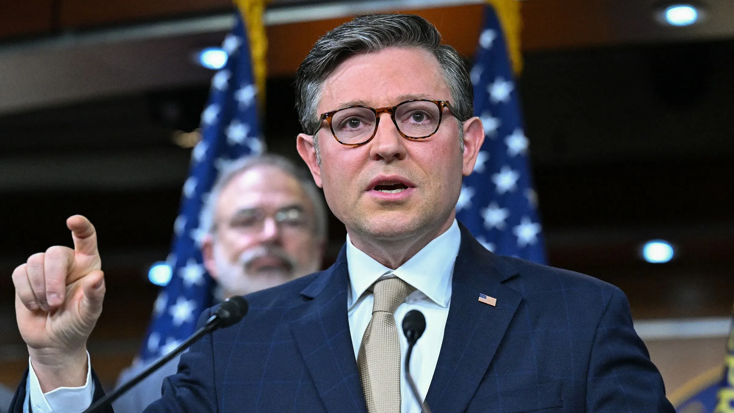 مايك جونسون يتحدث في مؤتمر صحفي حول خطة تمويل الحكومة، مع التركيز على أهمية دعم الجمهوريين لتفادي الإغلاق.