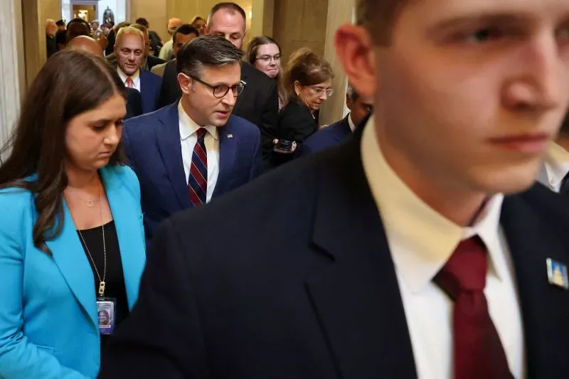 مجموعة من الأعضاء الجمهوريين في مجلس النواب تسير في ممر الكابيتول بعد التصويت على حزمة تخفيضات الإنفاق، مع التركيز على الأعضاء الرئيسيين.