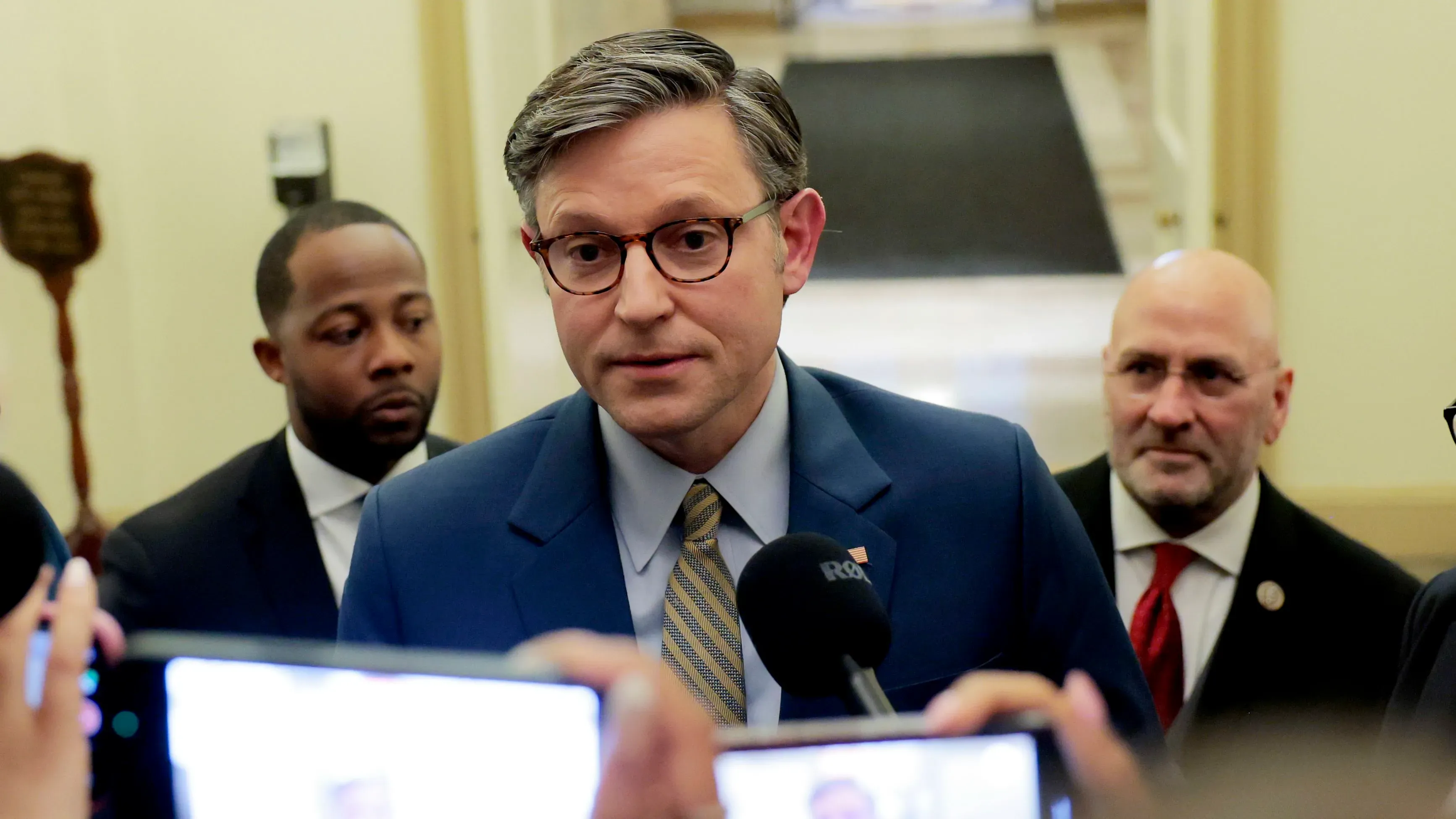 مشرع يتحدث أمام وسائل الإعلام في مبنى مجلس النواب، وسط أجواء من التوتر حول مشروع قانون ترامب للسياسة الداخلية.