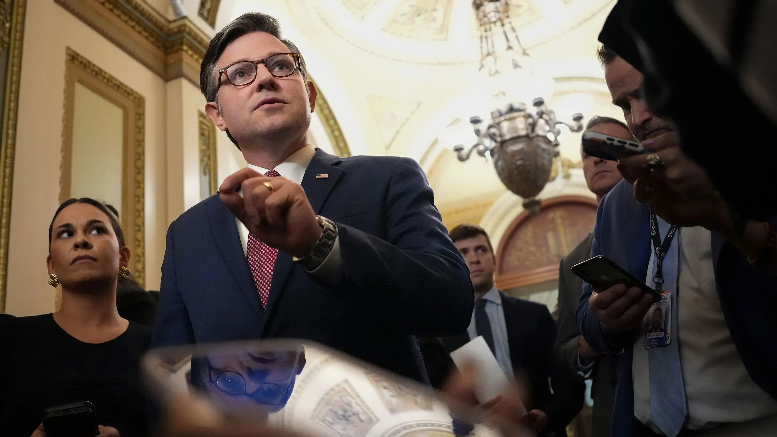 نائب يتحدث خلال مؤتمر صحفي في مبنى الكونغرس، محاطًا بالصحفيين، مع تسليط الضوء على قضايا تنظيم الذكاء الاصطناعي.