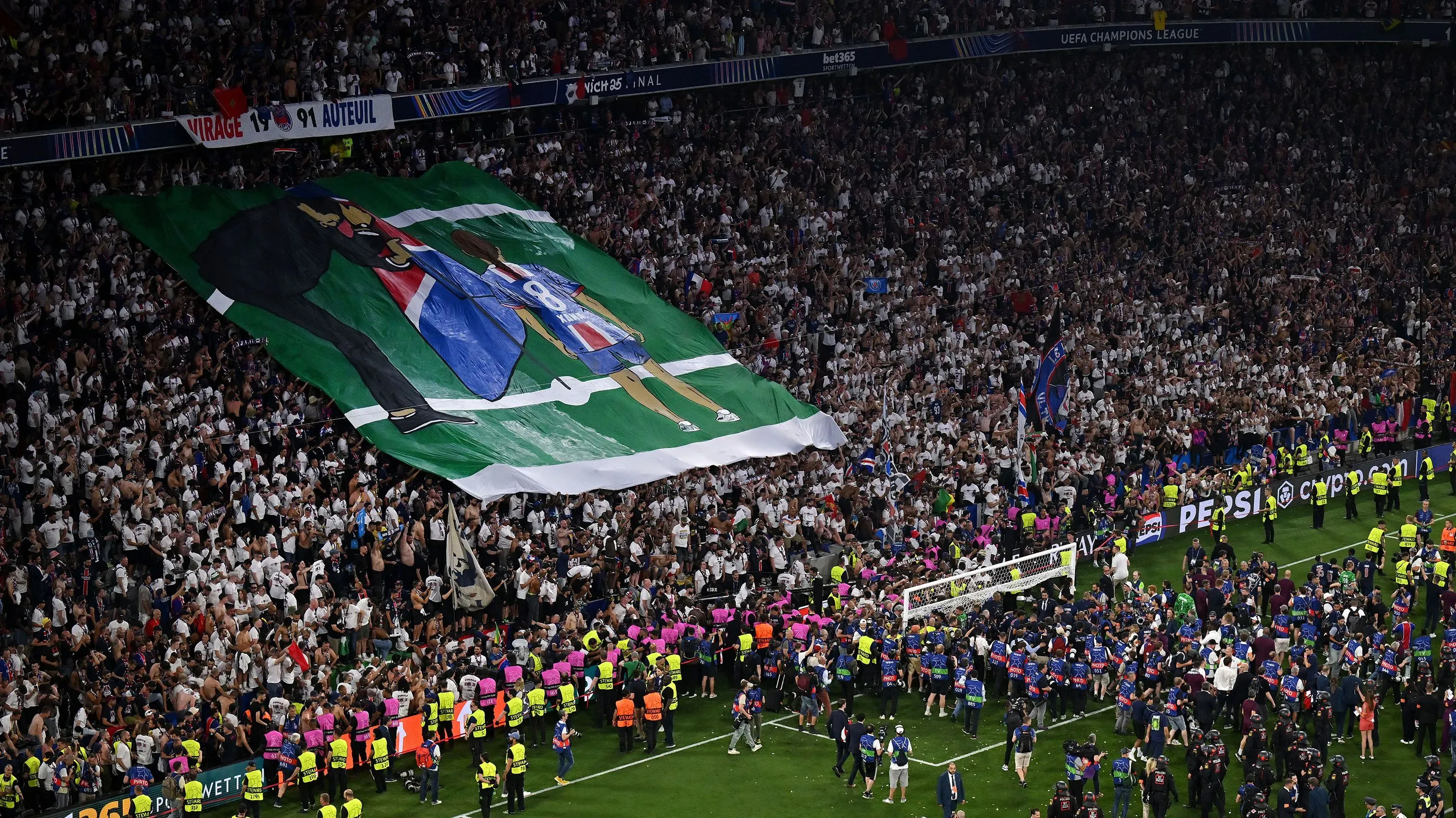 لافتة ضخمة في ملعب أليانز أرينا تُظهر لويس إنريكي وابنته زانا، تذكير مؤثر بذكرياتهما معًا بعد فوز باريس سان جيرمان بلقب دوري أبطال أوروبا.