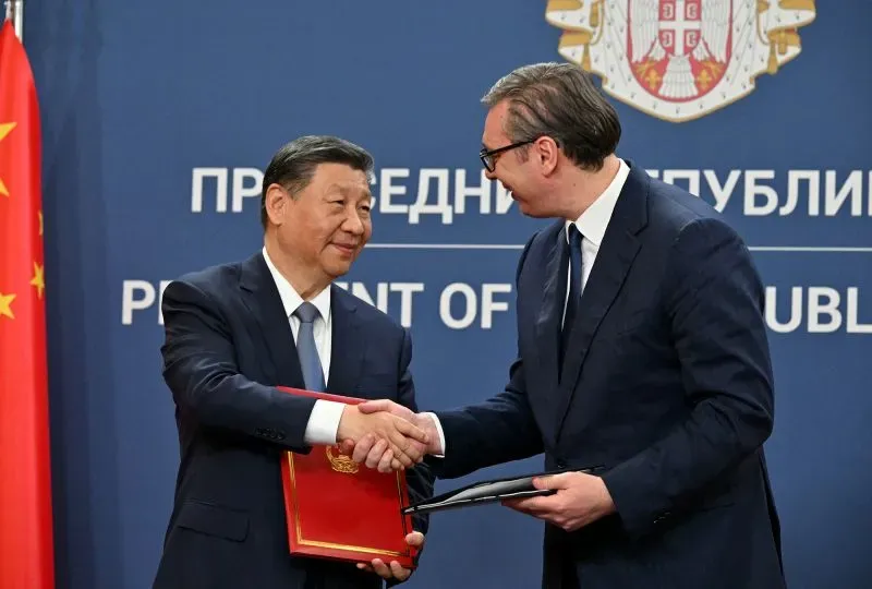 لقاء بين الرئيس الصيني شي جين بينغ ورئيس صربيا ألكسندر فوسيتش، حيث يتبادلان الوثائق في إطار التعاون الاقتصادي بين البلدين.