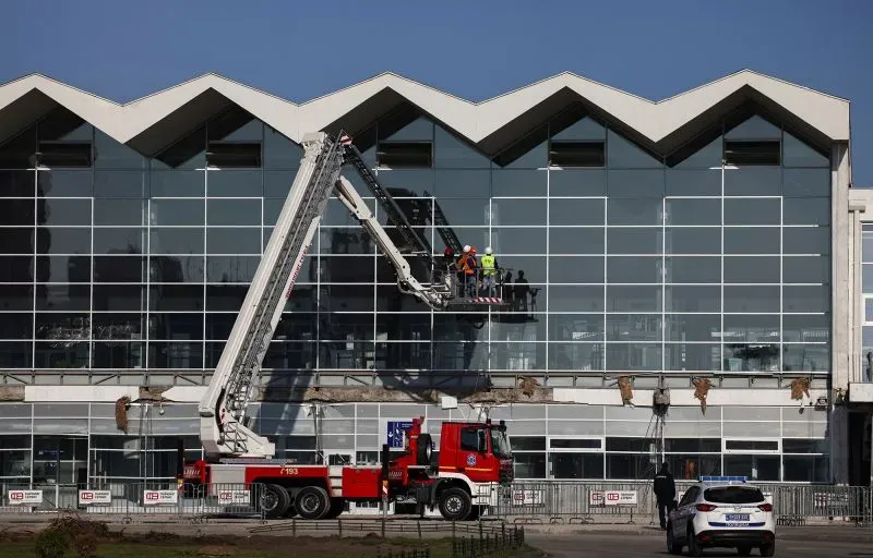 عمال يقومون بأعمال صيانة في محطة نوفي ساد بعد انهيار المظلة، مما أدى إلى احتجاجات واسعة في صربيا بسبب الفساد الحكومي.