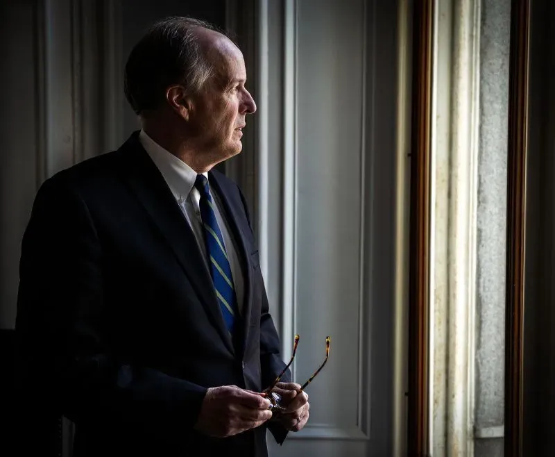 ديفيد ليبريك، القائم بأعمال وزير الخزانة، ينظر من نافذة مكتب في وزارة الخزانة وسط توترات حول إدارة المدفوعات الفيدرالية.