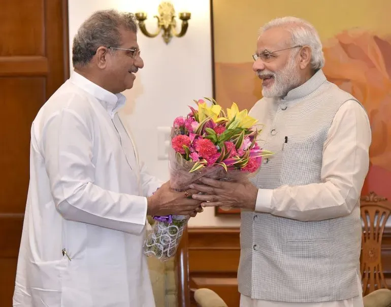 رجل يقدم باقة من الزهور لرجل آخر في اجتماع رسمي، مع خلفية فنية بسيطة، يعكس لحظة من الاحترام والتقدير.