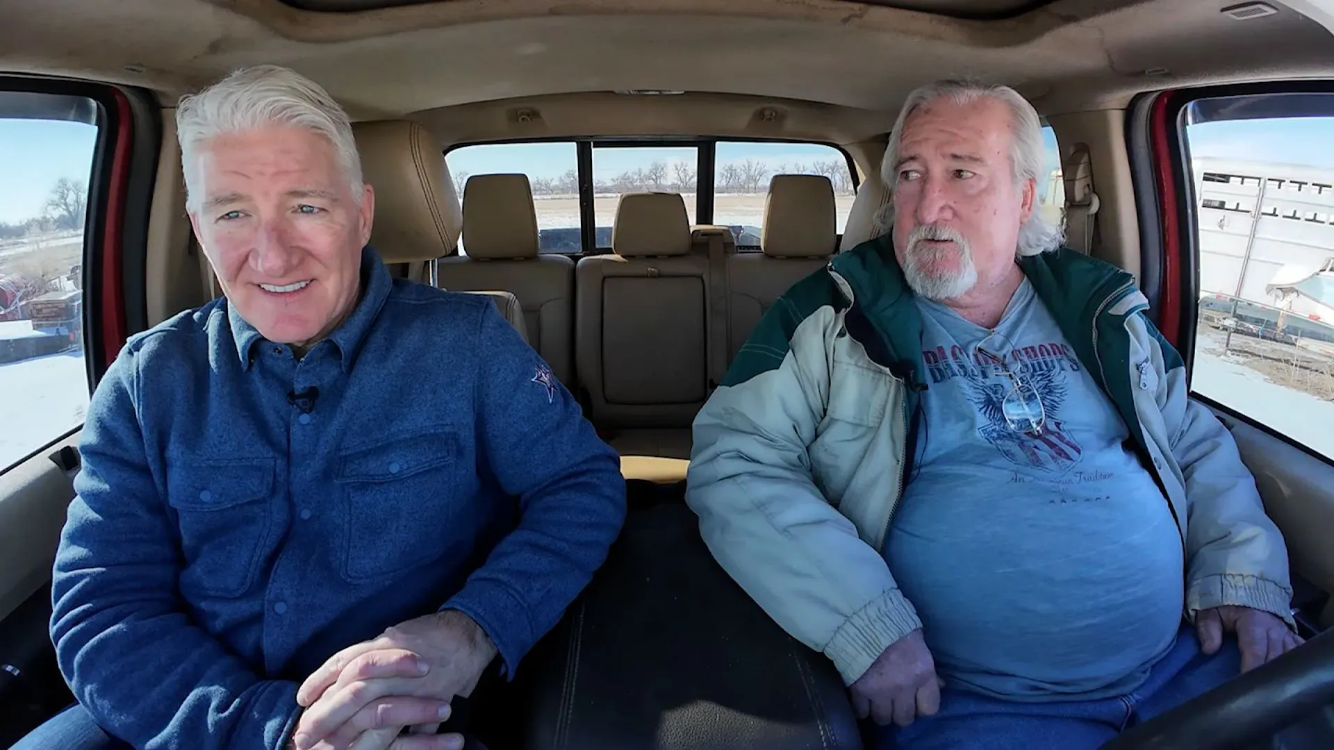 ديفيد هايز يتحدث مع زائر داخل شاحنة في مزرعته بكولورادو، مع تعبيرات تعكس شخصيته المرحة والمشاكسة.