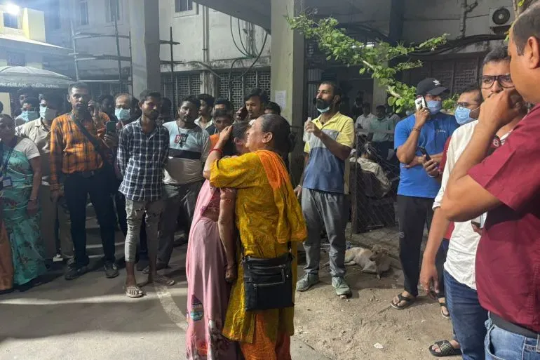 تجمع حشد من الأشخاص في موقع حادث تحطم الطائرة في أحمد آباد، حيث يعبر البعض عن حزنهم وقلقهم بعد الكارثة.