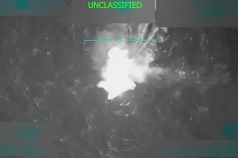 ضربة عسكرية أمريكية على قارب في البحر الكاريبي، تظهر انفجارًا كبيرًا، في سياق مواجهة تهريب المخدرات من فنزويلا.