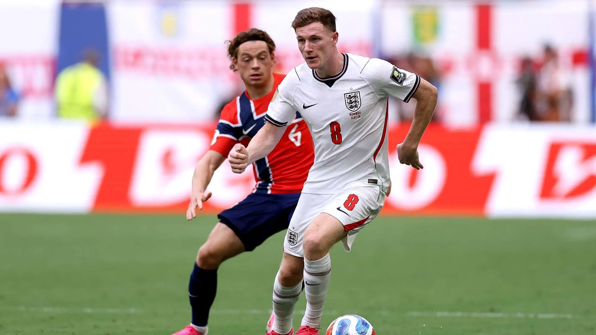 لاعب إنجليزي يرتدي رقم 8 يسيطر على الكرة وسط منافسة لاعب من منتخب النرويج خلال مباراة كرة قدم دولية.