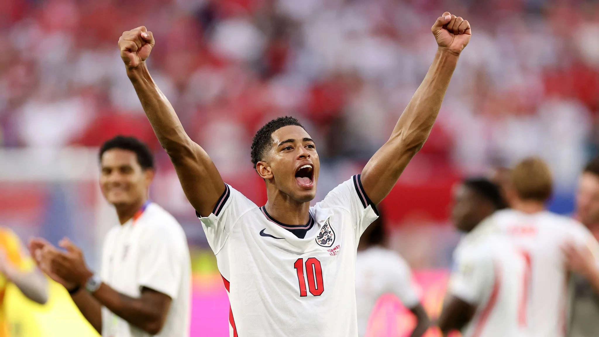لاعب منتخب إنجلترا رقم 10 يحتفل بحماس بعد أداء قوي في مباراة كأس العالم، مع التركيز على استعداد الفريق لمواجهة الأرجنتين.