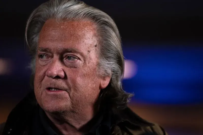 صورة لرجل مسن ذو شعر رمادي، يتحدث بجدية، مع خلفية غير واضحة، تعكس أجواء النقاش حول تأثير الإنترنت على الثقافة والمجتمع.