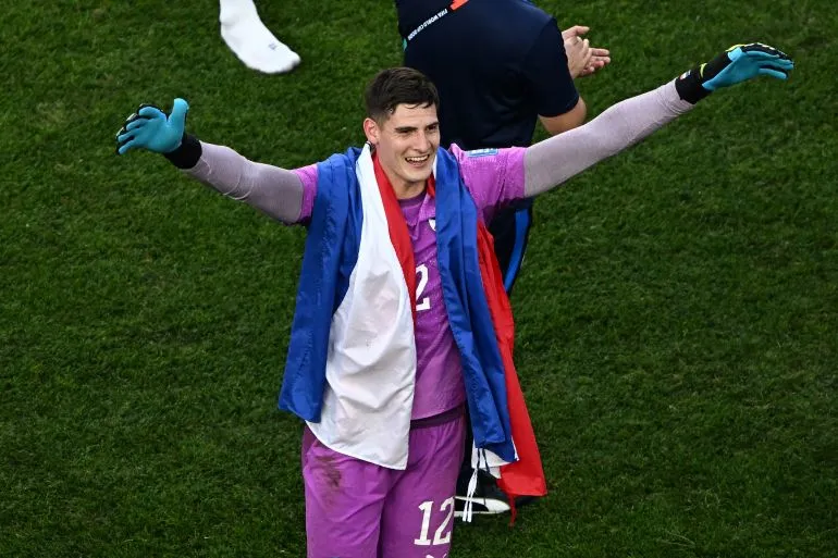 حارس باراغواي أورلاندو جيل يحتفل بعد تصديه لركلات الترجيح التي أقصت ألمانيا من كأس العالم 2022.