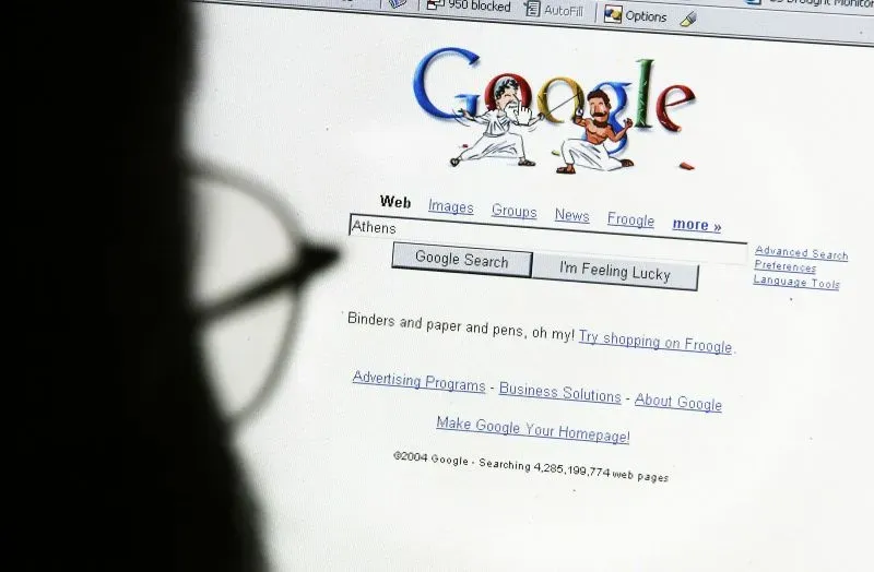 واجهة محرك بحث جوجل عام 2004، تُظهر شريط البحث مع خيار "بحث جوجل" وزر "أشعر بالحظ"، تعكس هيمنة جوجل على الإنترنت.