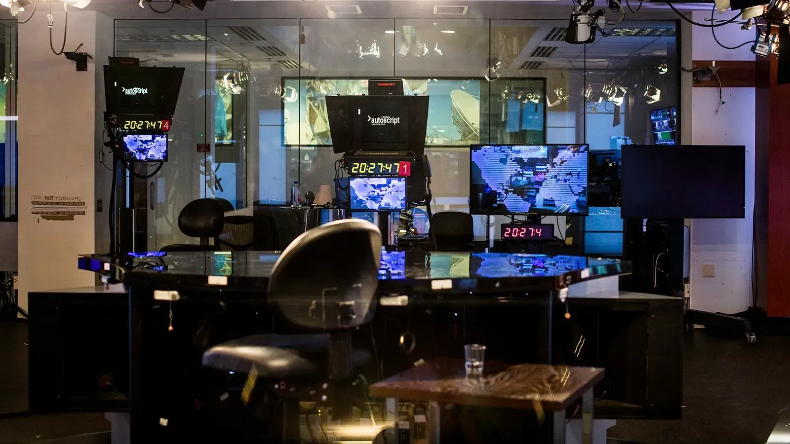 استوديو تلفزيوني فارغ مع معدات تصوير وشاشات عرض، يعكس التغيرات في وسائل الإعلام بعد قرار إدارة ترامب بإنهاء دعم إذاعة صوت أمريكا.