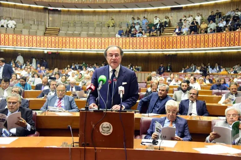 وزير المالية الباكستاني محمد أورنجزيب يلقي خطاب الميزانية في البرلمان، وسط حضور عدد من النواب، مع التركيز على زيادة الإنفاق الدفاعي.