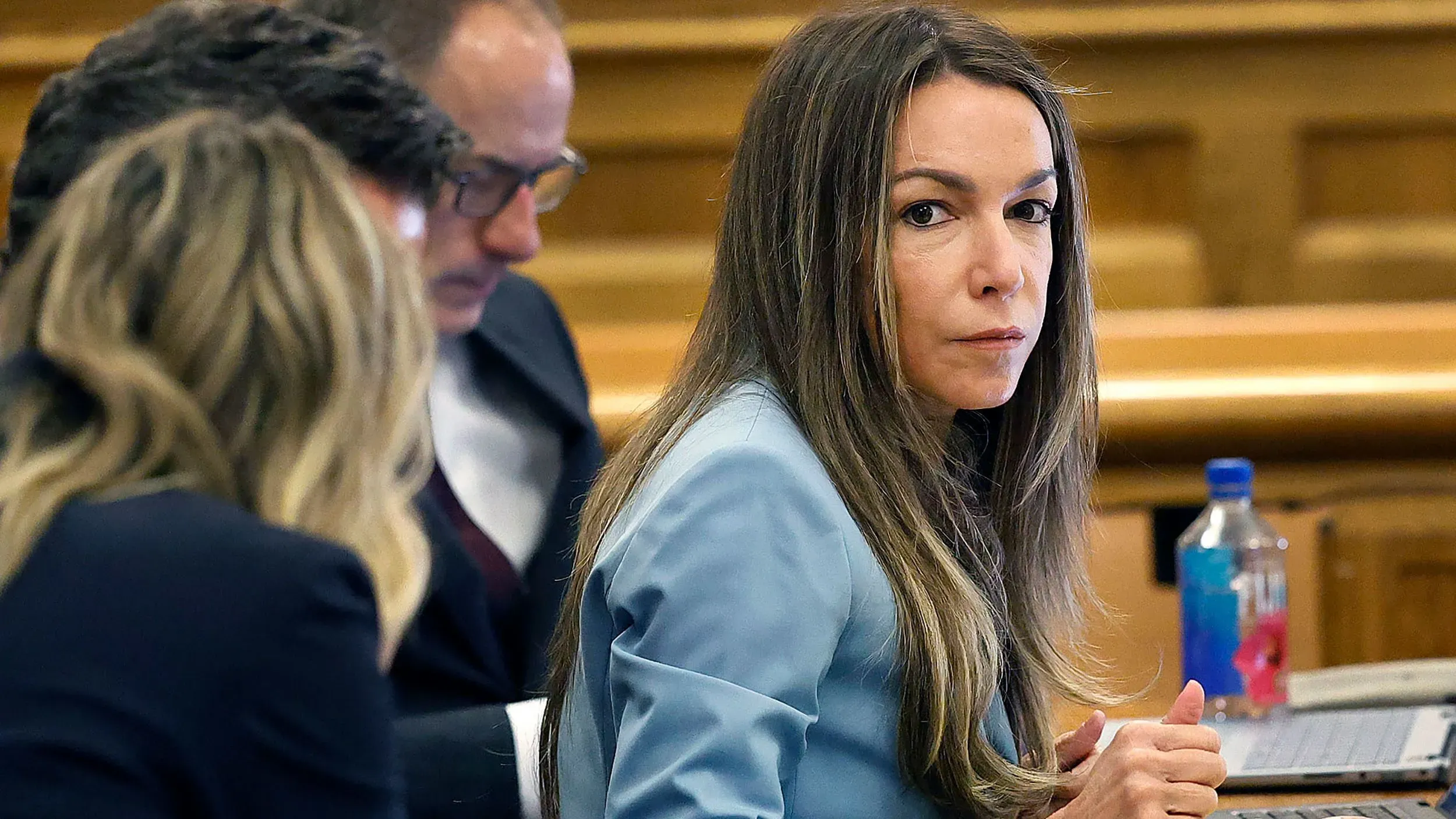 تظهر كارين ريد في قاعة المحكمة خلال إعادة محاكمتها بتهم القتل، حيث تتواجد مع فريقها القانوني في جو من التوتر.