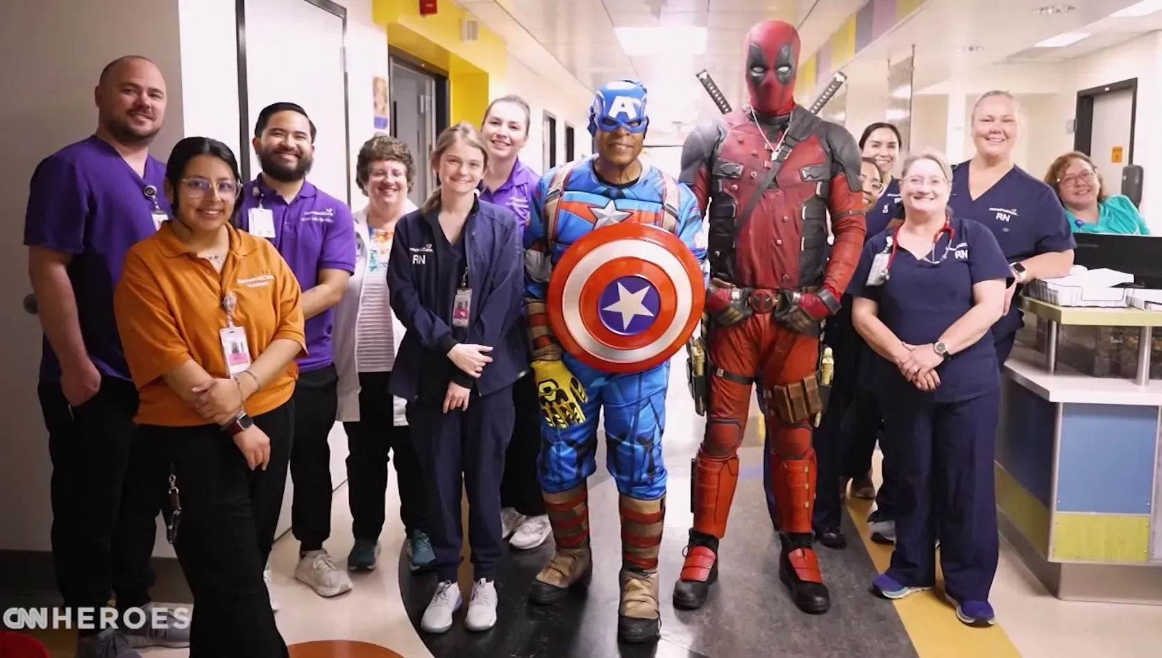 يظهر ويليامز بزي ديدبول وكابتن أمريكا وسط طاقم المستشفى، حيث يشاركون لحظات مبهجة مع الأطفال المرضى في مستشفى ميلر.