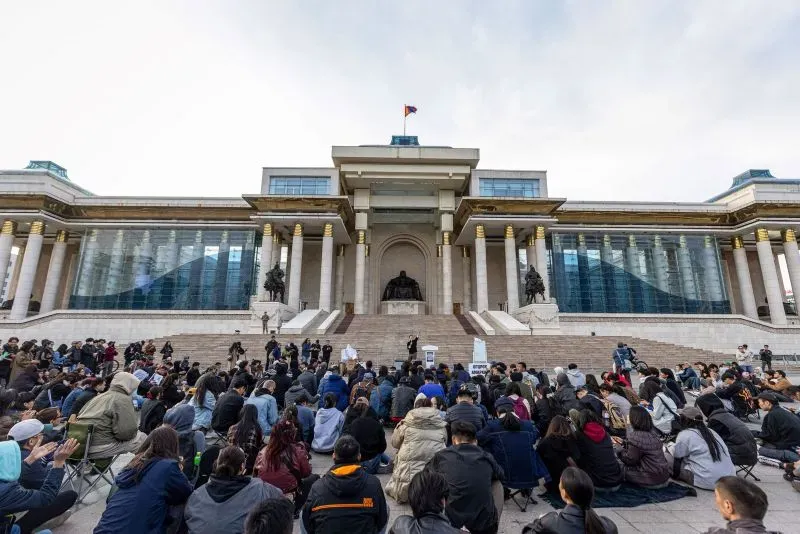 احتجاجات حاشدة في أولان باتور أمام القصر الحكومي، حيث يجلس المتظاهرون مطالبين باستقالة رئيس الوزراء بسبب الفساد.