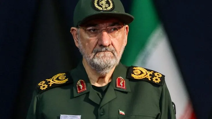 محسن رضائي في زي الحرس الثوري الإيراني، يعكس تعيينه كأمين لمجلس الأمن القومي الأعلى ودوره الاستراتيجي في ملف مضيق هرمز والمفاوضات مع واشنطن.