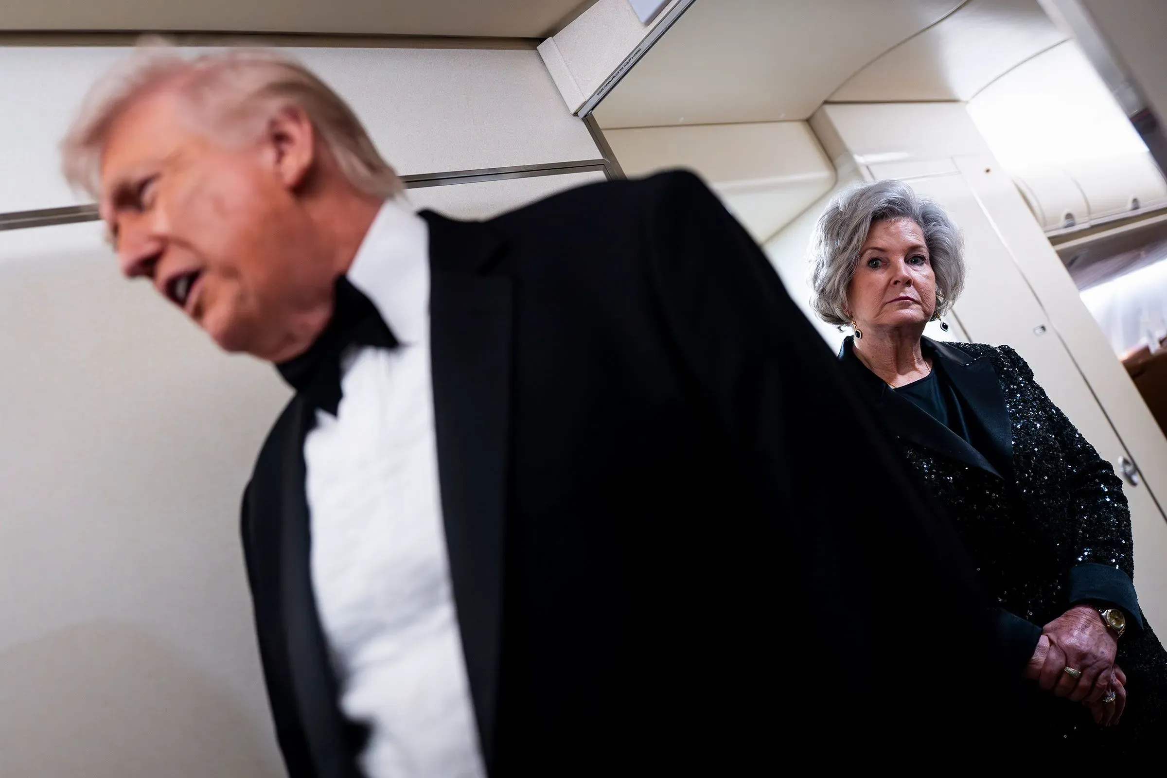 سوزي وايلز، كبيرة موظفي البيت الأبيض، تراقب الرئيس ترامب أثناء حديثه، تعبيرها يظهر التركيز والتصميم وسط تحدياتها الصحية.