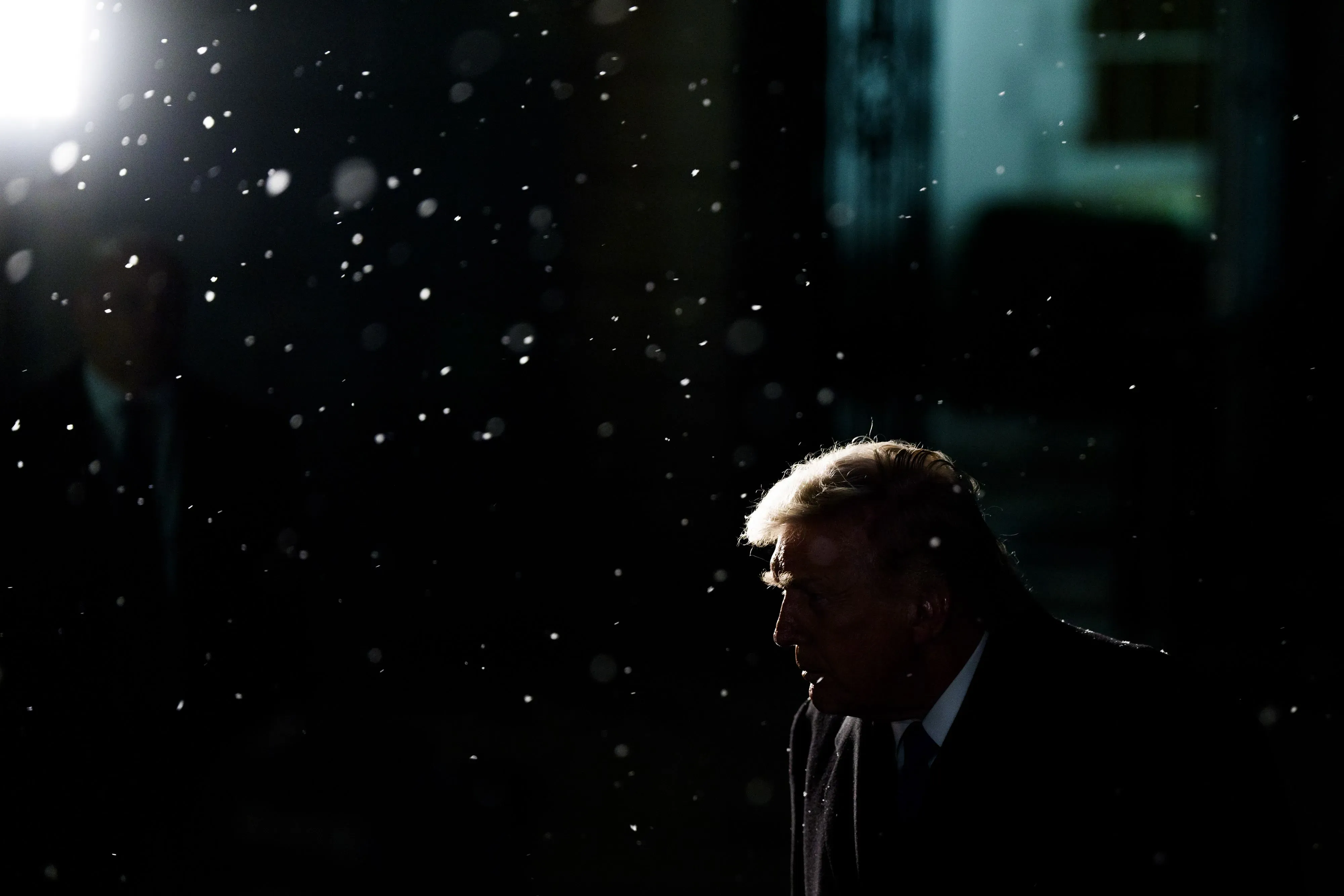 صورة لترامب في الظل مع تساقط الثلوج، تعكس التوترات السياسية المتزايدة وظهور معارضة له داخل حزبه.