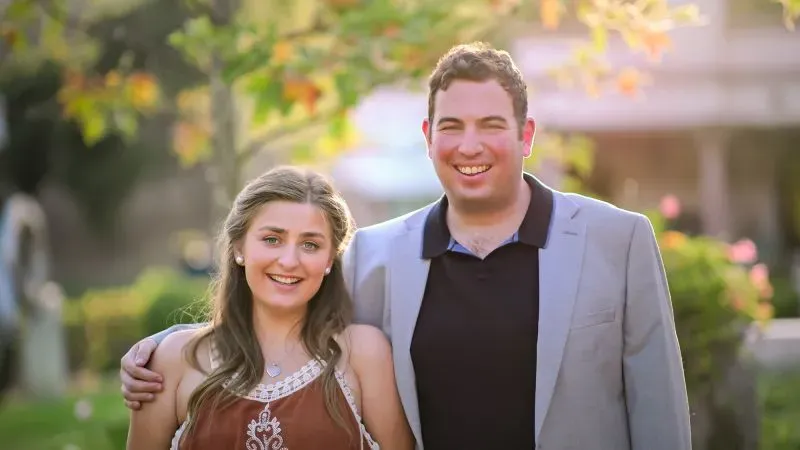 ماديسون ماريلا مع رفيقها في موعد غرامي، يظهران الابتسامة في حديقة، حيث تتناول المقالة تحديات المواعدة للأشخاص ذوي التوحد.