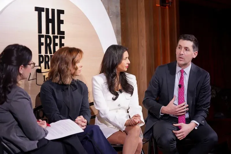 مناقشة حول قضايا الصحة والغذاء مع مجموعة من الناشطين، بما في ذلك فاني هاري، في حدث بعنوان "المشروع الحر".