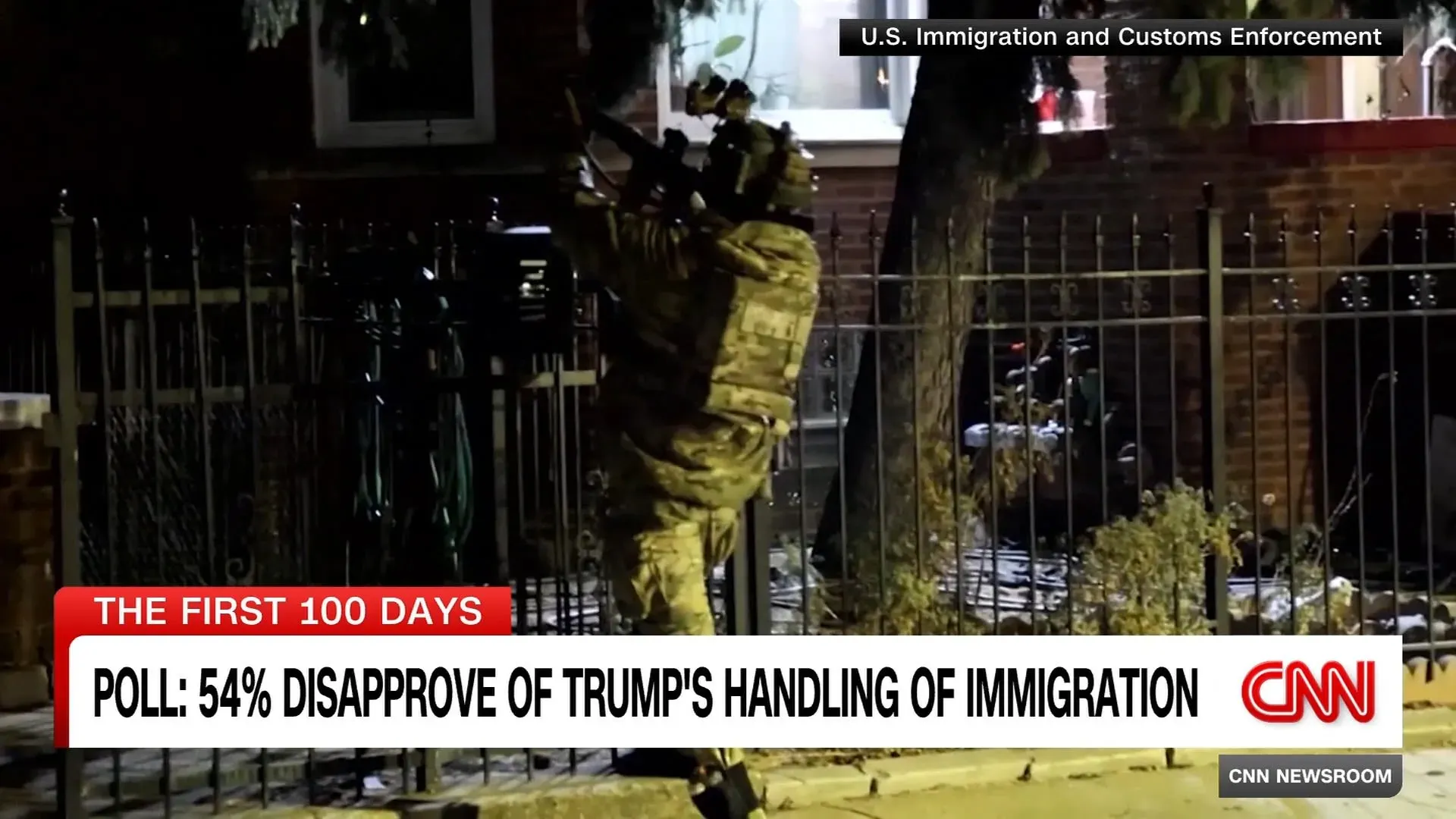 صورة لرجال أمن يرتدون زيًا عسكريًا أثناء تنفيذ عملية لمراقبة الهجرة، مما يعكس التوترات حول سياسة إدارة ترامب تجاه الطلاب الأجانب.