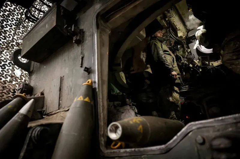 جندي أوكراني يقف داخل مركبة عسكرية محملة بالذخائر، في سياق الحرب المستمرة في أوكرانيا وتأثيرها على الجهود الدبلوماسية.