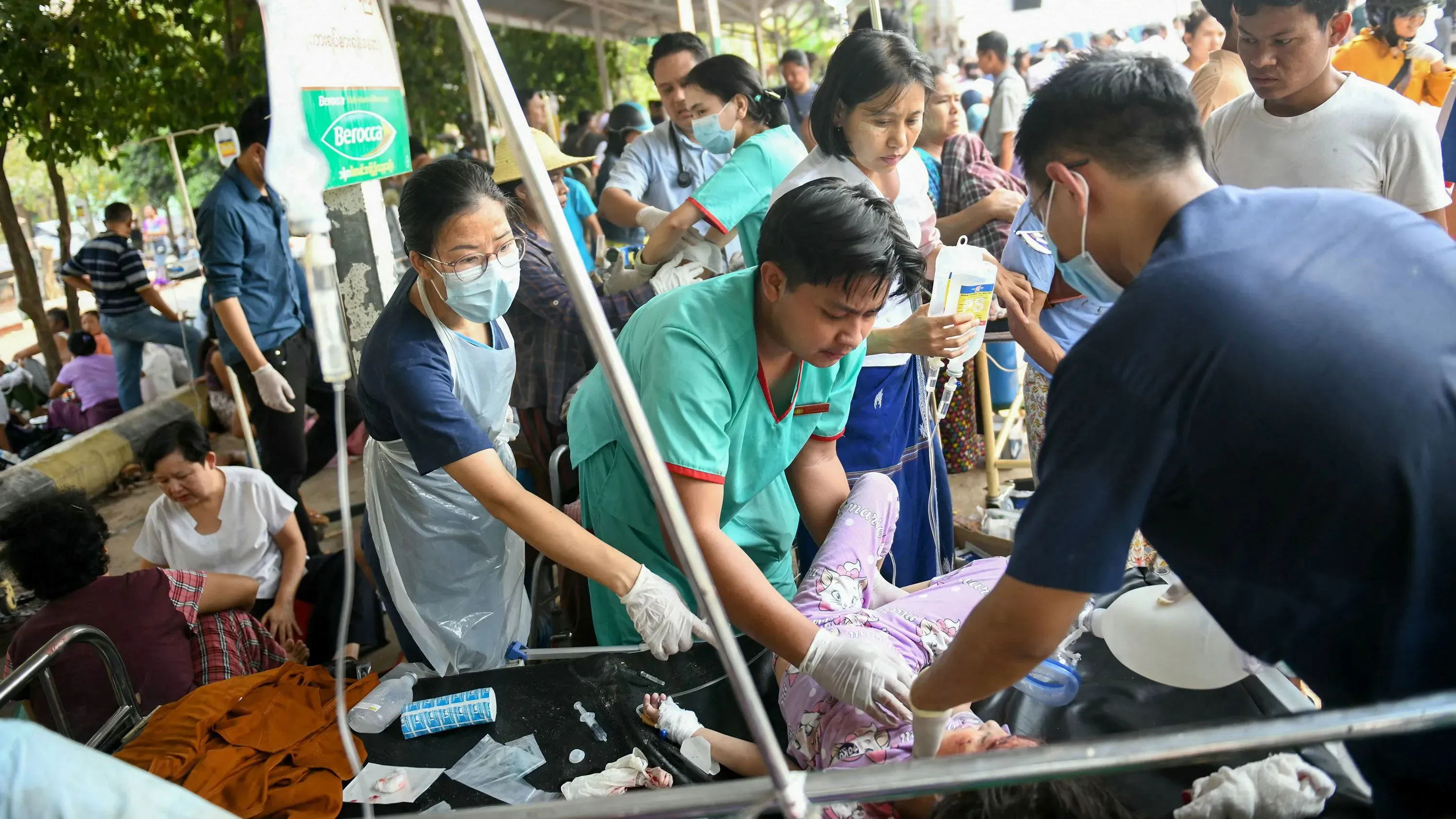 فرق الإغاثة الطبية تقدم الرعاية للجرحى بعد الزلزال القوي في ميانمار، مع وجود العديد من الأشخاص في حالة حرجة.