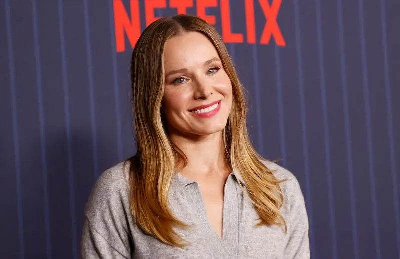 كريستين بيل تتألق في حدث خاص، تستعد لتقديم حفل توزيع جوائز SAG لعام 2025، مرشحة لجائزة الأداء المتميز في مسلسل كوميدي.