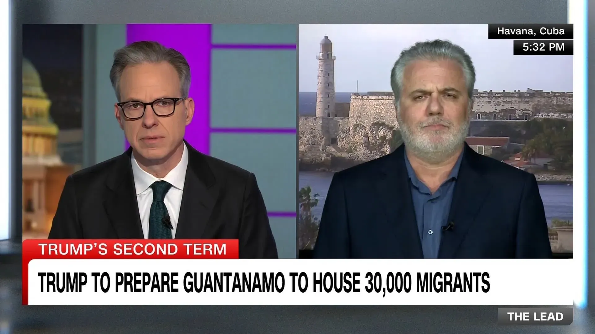 محادثة على شاشة التلفزيون تتناول قرارات ترامب بشأن الهجرة، مع ظهور محاورين يحملان آراء متباينة خلفهم مشهد لمدينة.