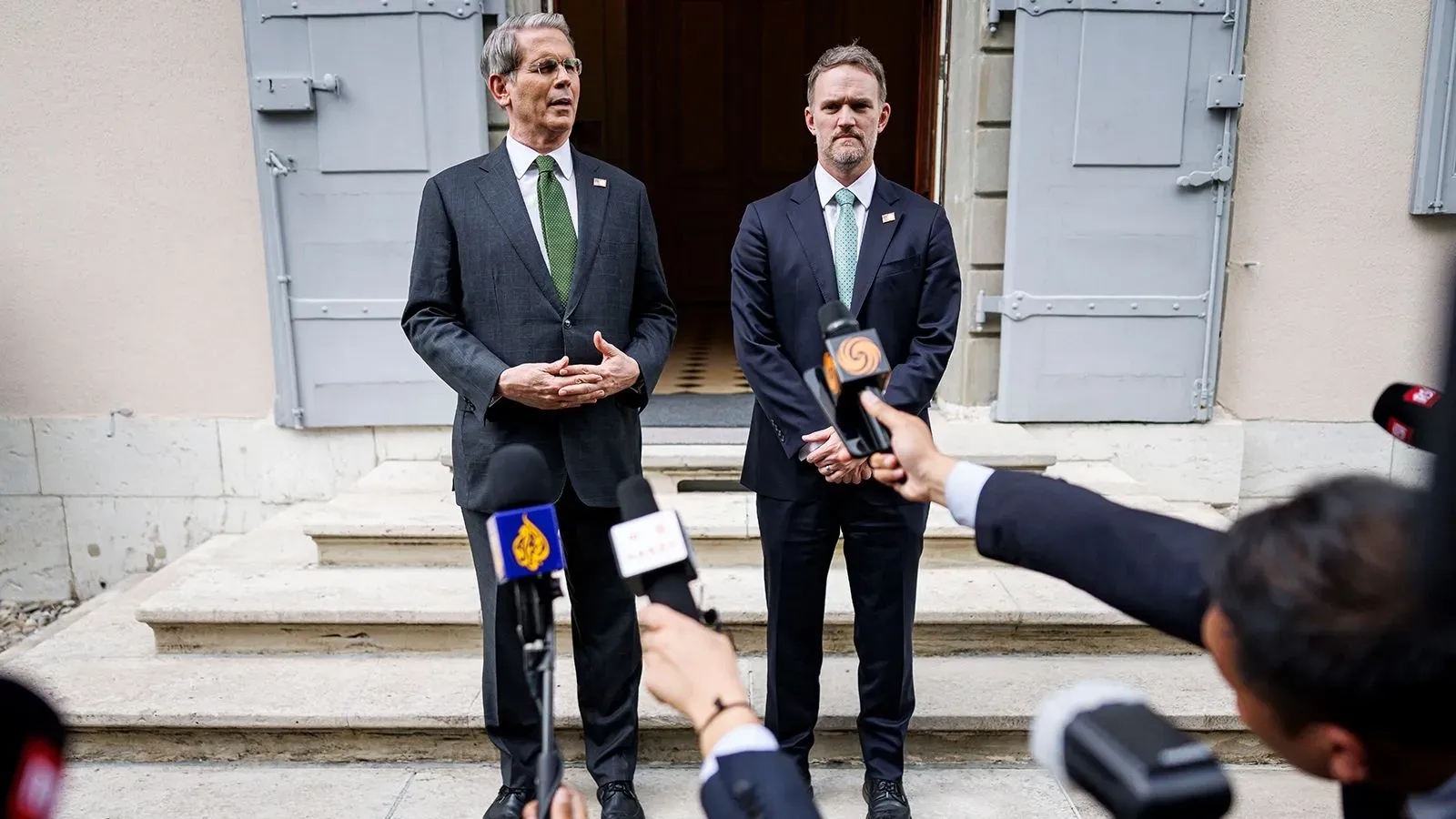 مفاوضون أمريكيون يتحدثون أمام وسائل الإعلام بعد محادثات تجارية مع الصين، مع التركيز على أهمية التعاون الاقتصادي وتخفيف التوترات.