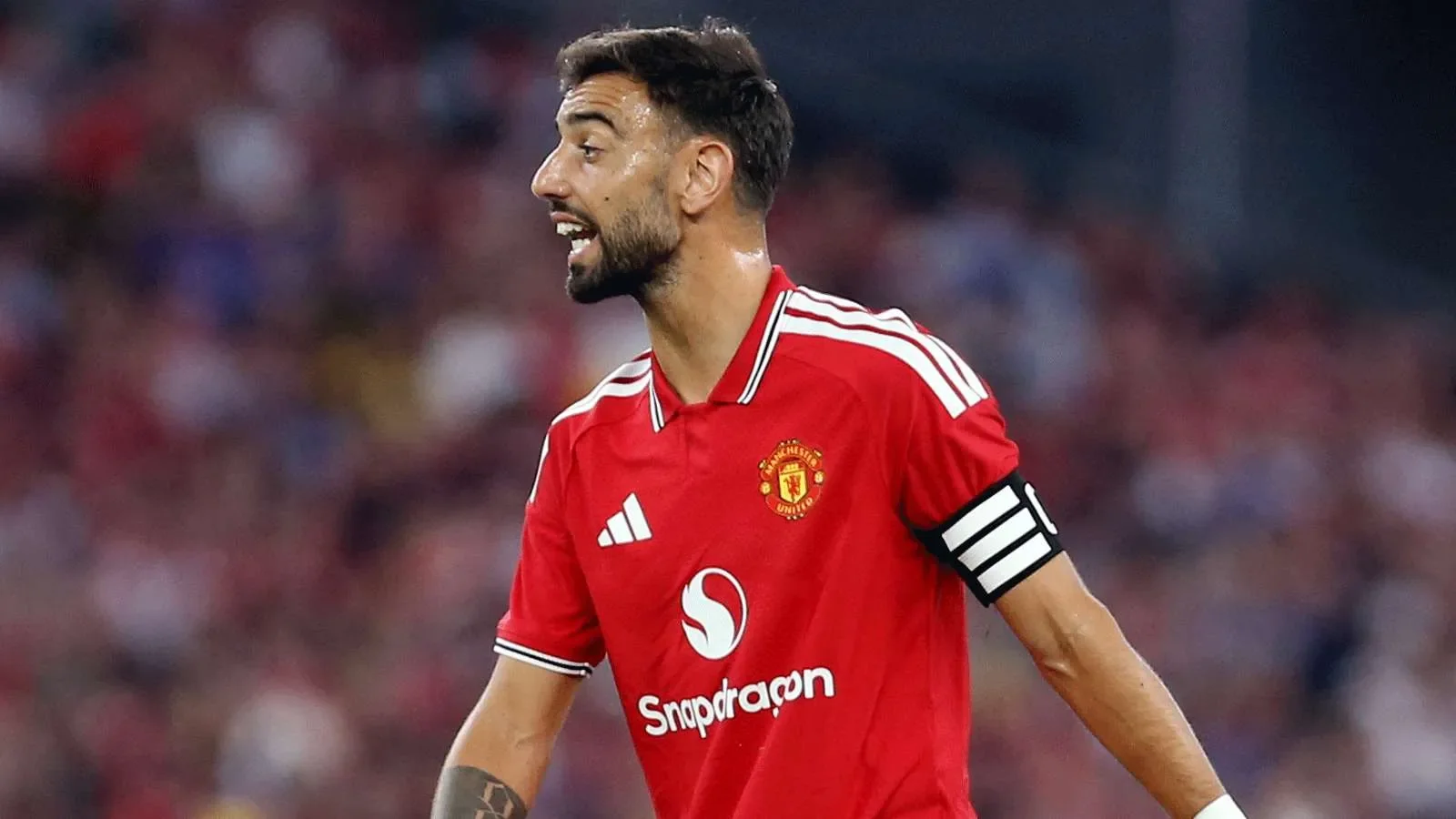 برونو فرنانديز لاعب وسط مانشستر يونايتد يرتدي قميص الفريق الأحمر ويقود اللعب خلال مباراة في الدوري الإنجليزي الممتاز.