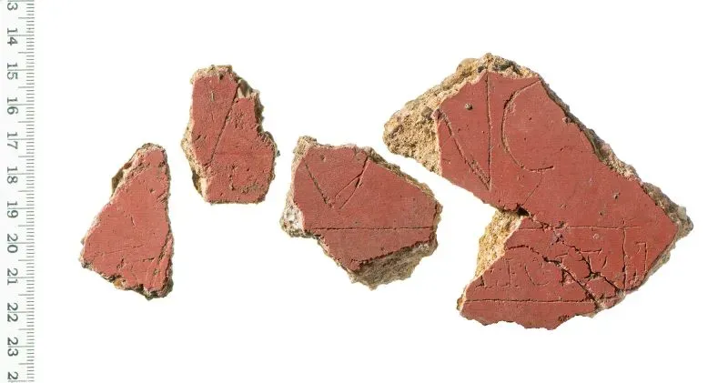 قطع جص ملونة تحمل نقوشًا رومانية، تمثل جزءًا من لوحات جدارية ضخمة من فيلا في لندن الرومانية.