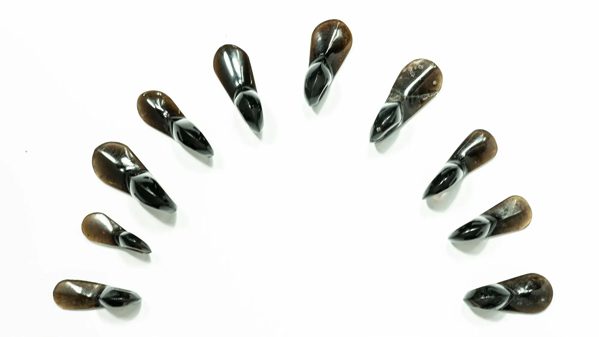 قطع أثرية مصنوعة من حجر السبج، تظهر أشكالاً متنوعة، تشير إلى استخدام الأزتيك للزجاج البركاني في الأدوات والزينة.