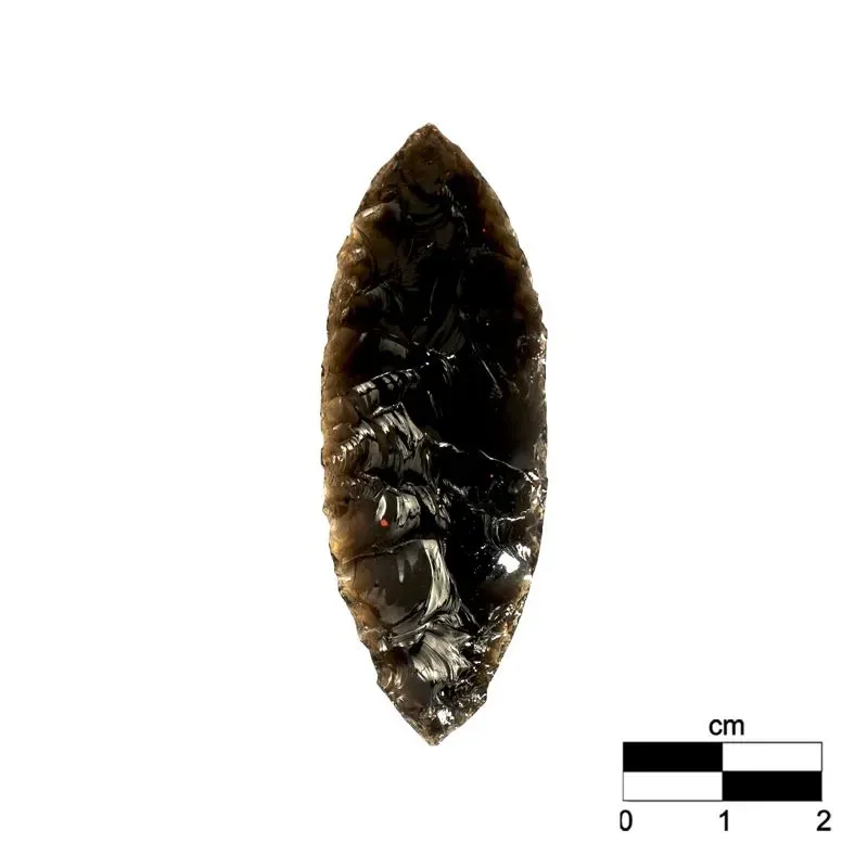 شفرة مصنوعة من حجر السبج، تُظهر تفاصيل دقيقة وملمسة، تعكس استخدام الأزتيك لهذه المادة في الأدوات والطقوس.