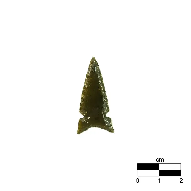 أداة حادة مصنوعة من حجر السبج الأخضر، تُظهر تفاصيل دقيقة في التصميم، تعكس أهمية هذا الحجر في ثقافة الأزتيك وتاريخهم.