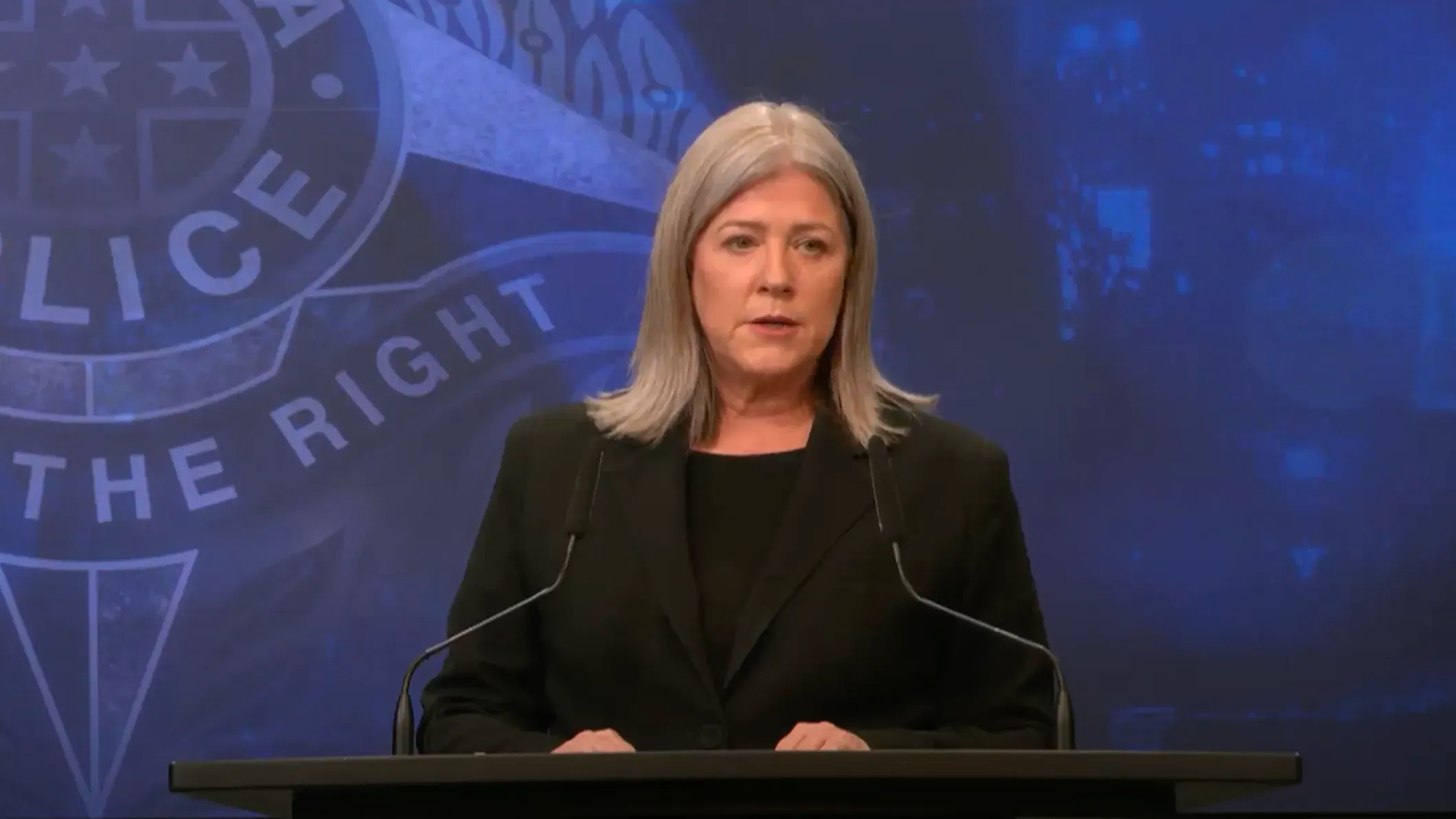 قائدة شرطة فيكتوريا بالإنابة جانيت ستيفنسون تتحدث خلال مؤتمر صحفي حول اعتقال عاملة رعاية أطفال بتهم الاعتداء الجنسي.