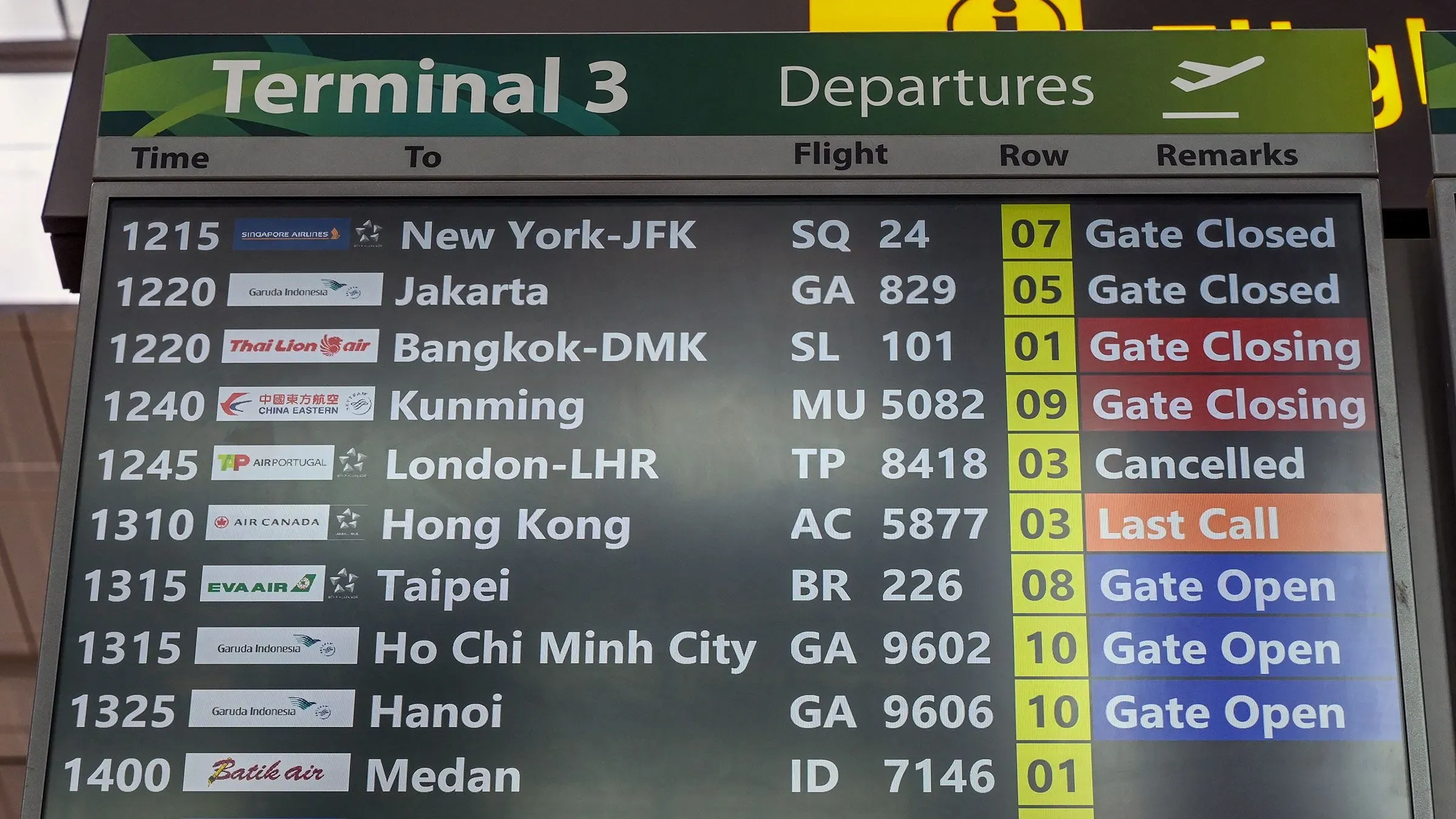 لوحة معلومات الرحلات في مطار هيثرو، تعرض تفاصيل الرحلات الملغاة والموجهة، مما يعكس تأثير الاضطرابات على حركة السفر.