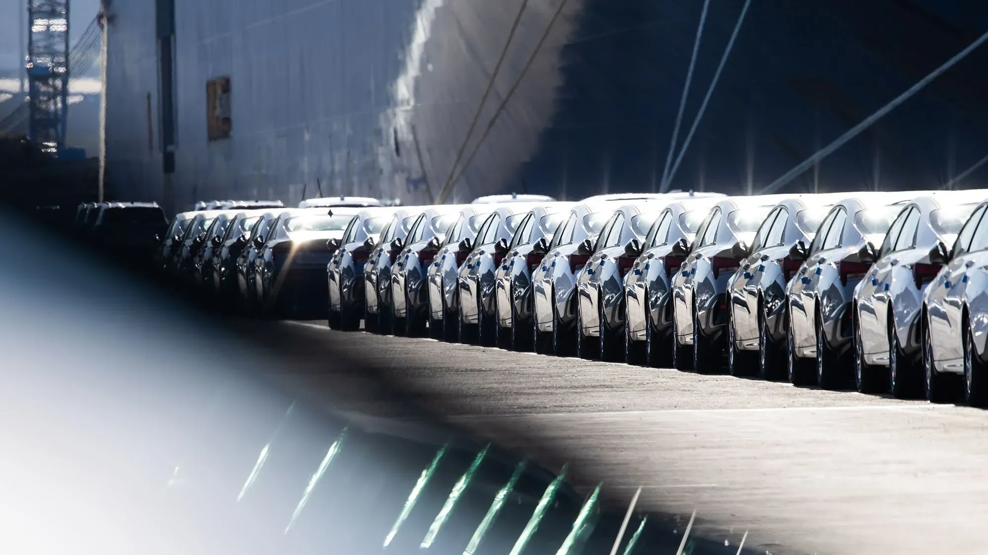 صف من السيارات اللامعة متوقفة في موقع تصنيع، تمثل استثمار هيونداي الجديد بقيمة 20 مليار دولار في الولايات المتحدة.