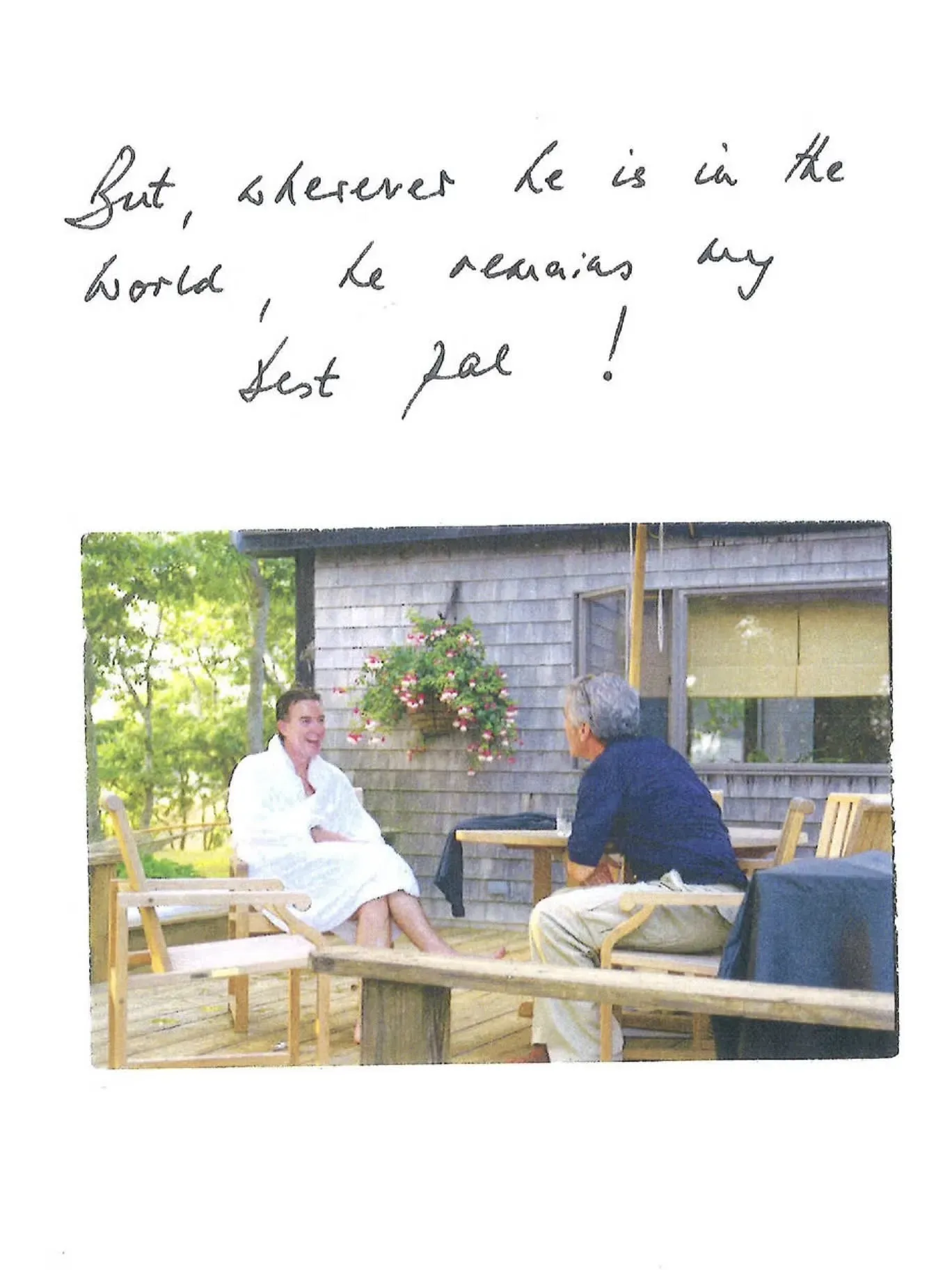 صورة تظهر شخصين يتحدثان في مكان خارجي، مع رسالة مكتوبة تعبر عن الصداقة. تعكس العلاقة بينهما في ظل الجدل حول جيفري إبشتاين.