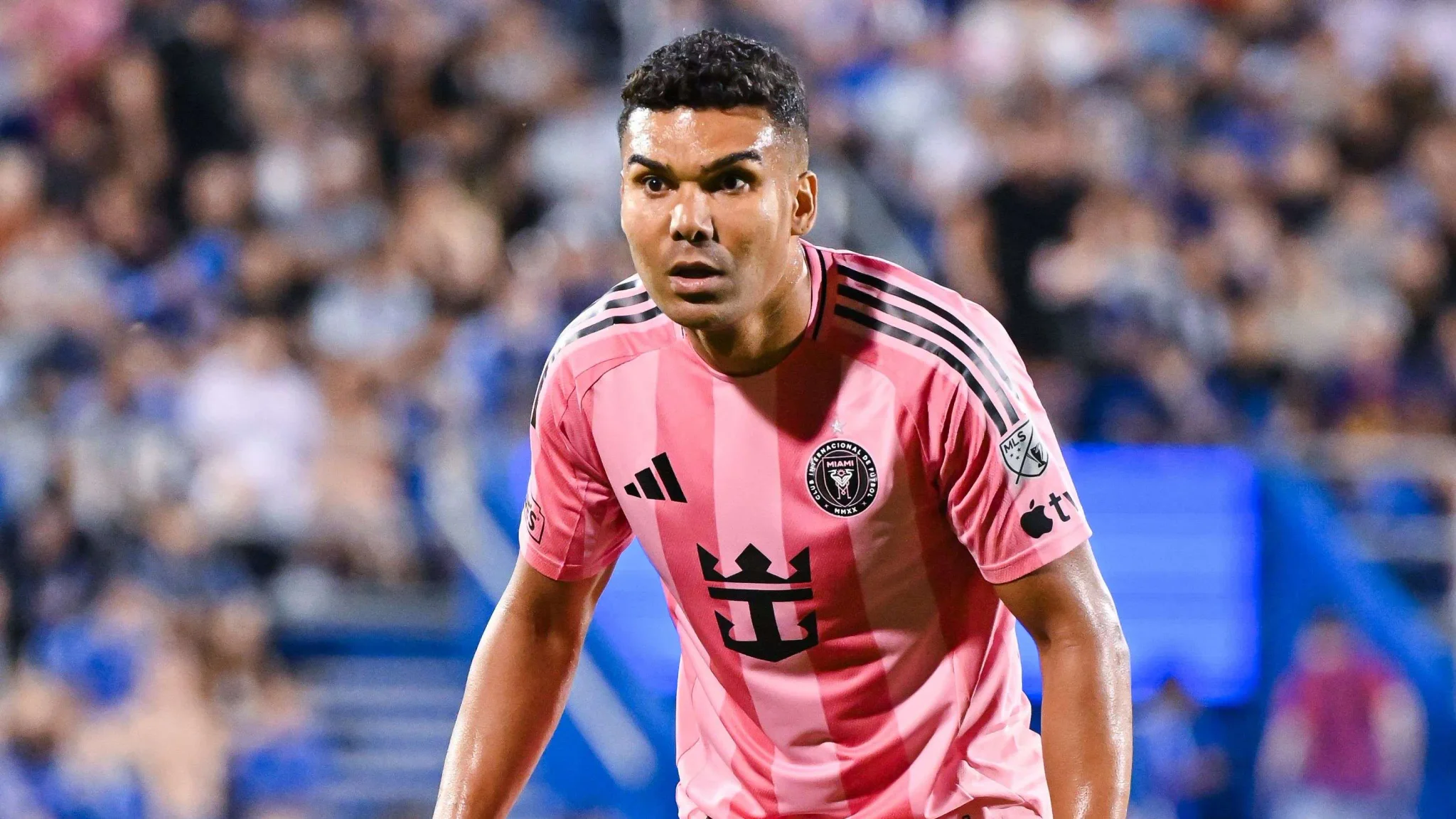 كاسيميرو لاعب وسط دفاعي يرتدي قميص إنتر ميامي الوردي خلال مباراة في دوري MLS وسط حضور جماهيري.